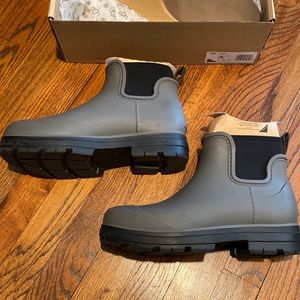 UGG women’s Droplet rain boot. Gray (Ugg color is wild dove.) Size 9. Worn once.